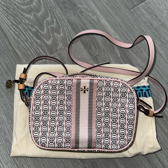 Tory Burch Bags Brand New Cute Tory Burch Bag Has Adjustable Straps